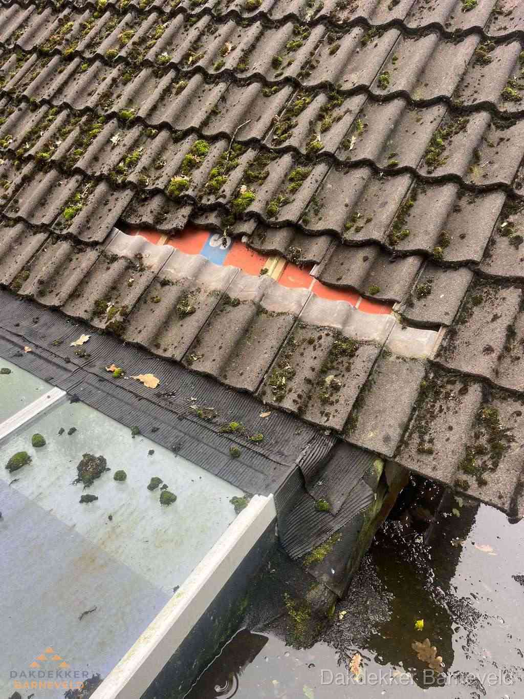 Beschadigd pannendak met ontbrekende dakpannen voor reparatie in Barneveld