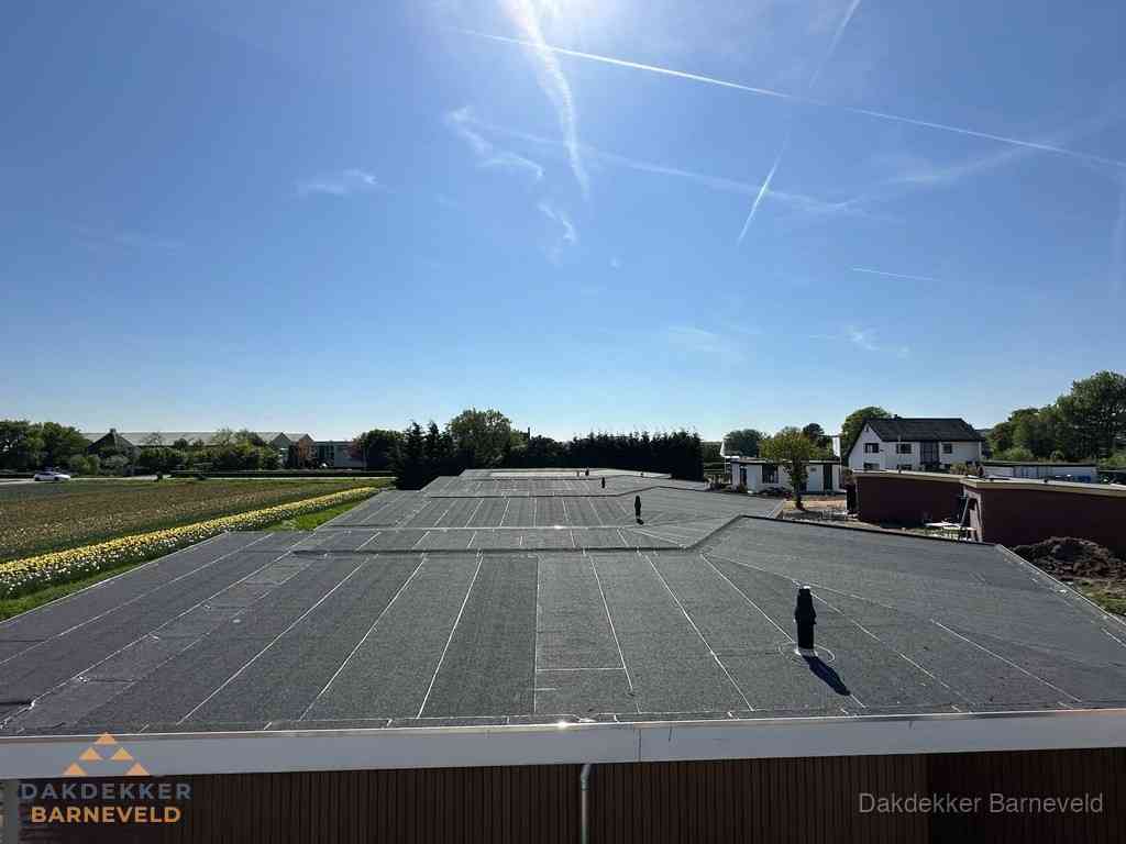Groot plat dak met bitumen dakbedekking op bedrijfspand in Barneveld