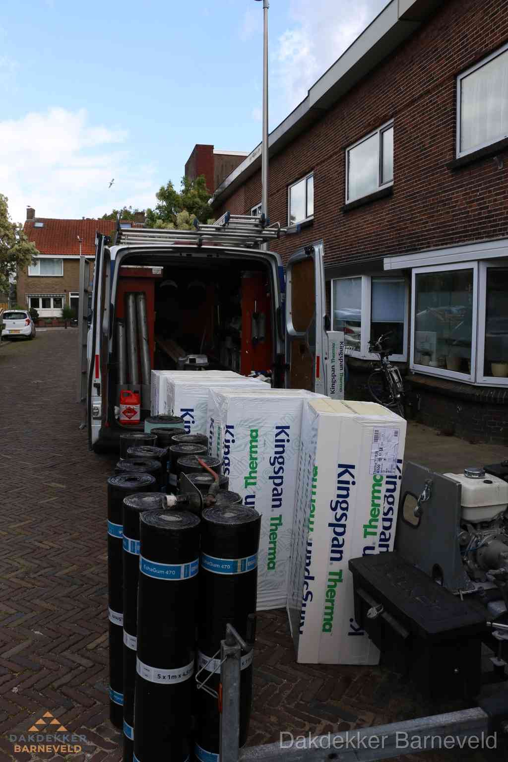 Plat dak met bitumen dakbedekking en brander in Barneveld