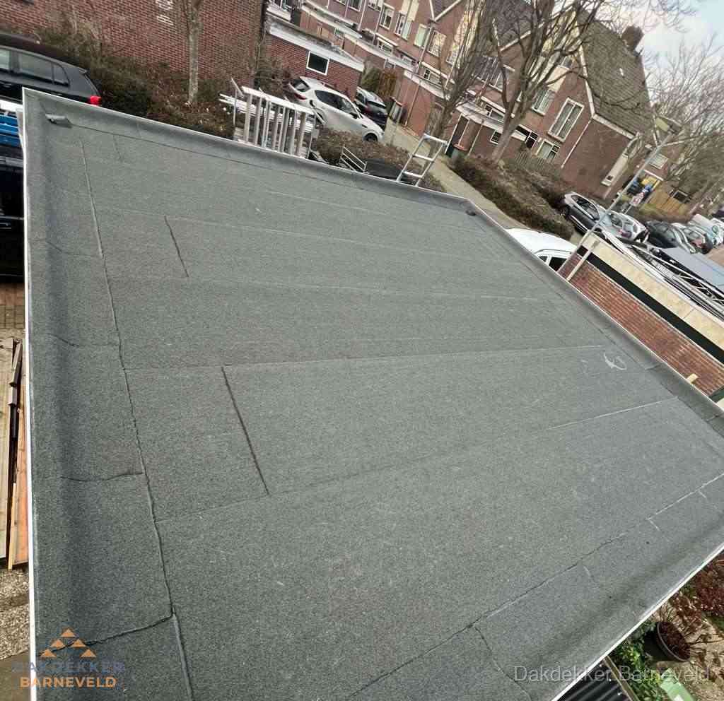 Nieuwe bitumen dakbedekking op plat dak van garage in Barneveld