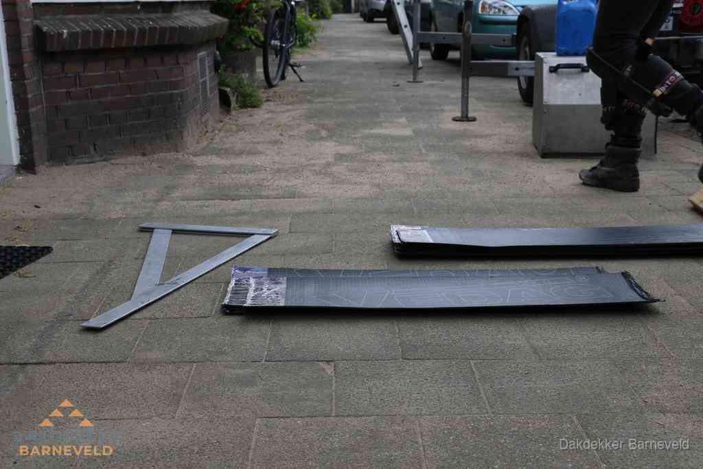 Dakbedekkingsmateriaal en zinkwerk klaargelegd voor reparatie in Barneveld