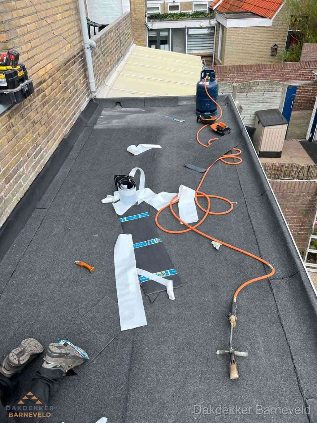 Dakdekker brengt EPDM dakbedekking aan op plat dak in Barneveld