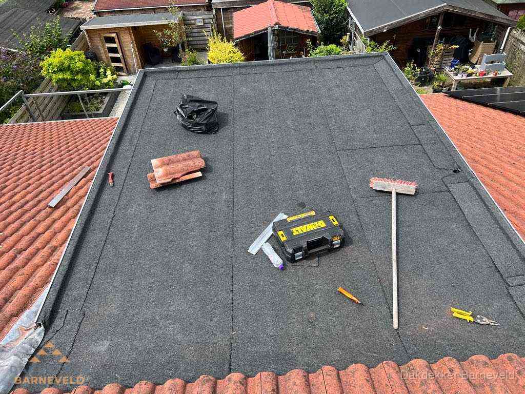 Nieuw plat dak met bitumen dakbedekking in Barneveld