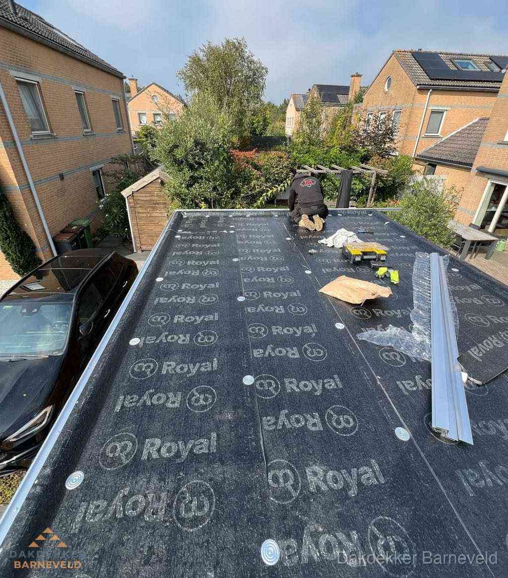 Dakdekker aan het werk op plat dak renovatie in Barneveld