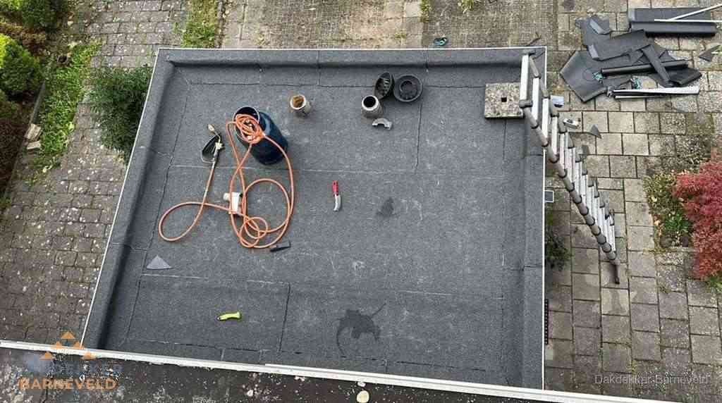 Plat dak met nieuwe bitumen bedekking in Barneveld