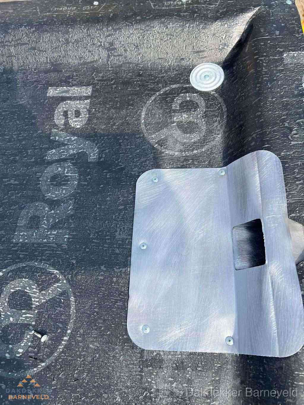 Dakdoorvoer met metalen afvoerplaat op bitumen dak in Barneveld