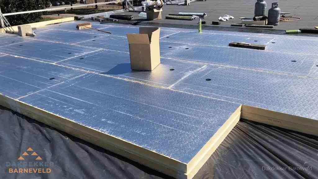 PIR isolatieplaten worden gelegd op plat dak voor dakisolatie in Barneveld