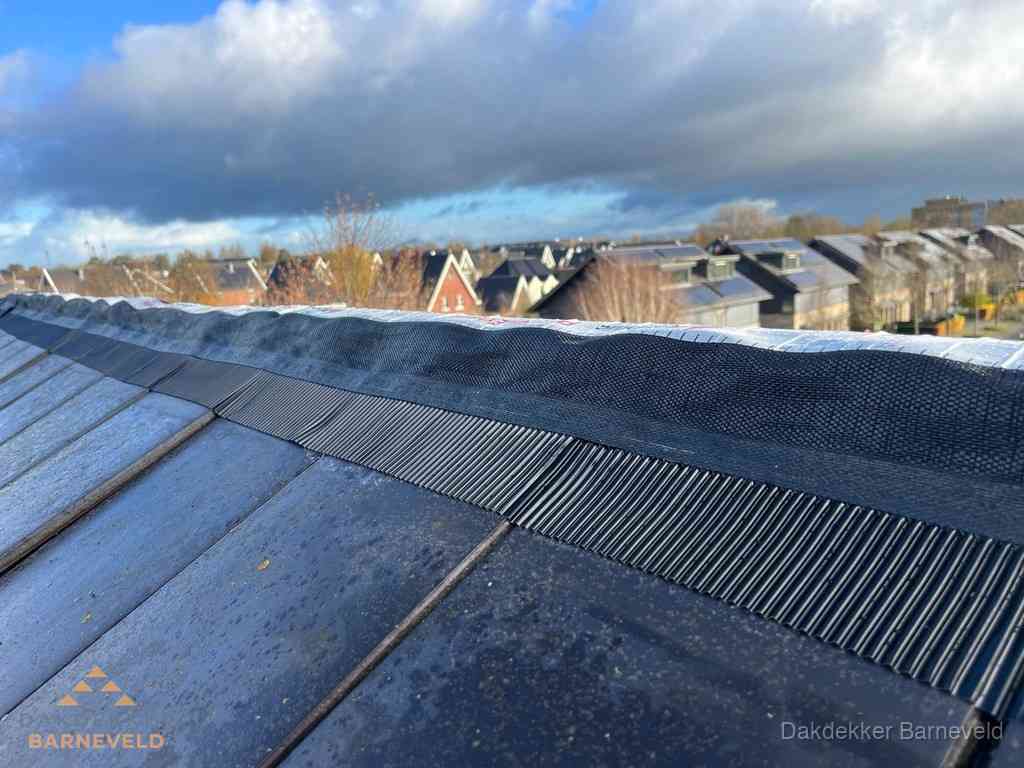 Dakisolatie bij de nok met ventilatieprofiel op schuin dak in Barneveld