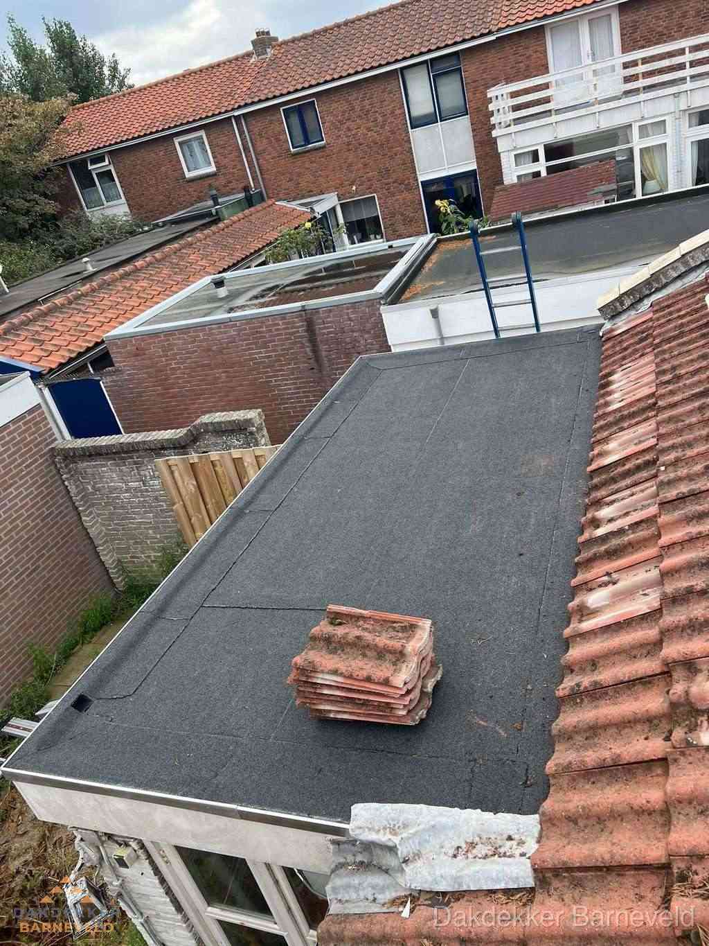 Aanbouw plat dak met reservepannen voor dakpannen vervangen in Barneveld