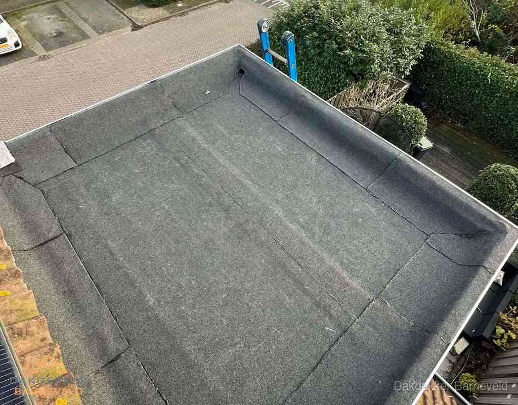 Gerenoveerd plat dak met nieuwe bitumen dakbedekking in Barneveld