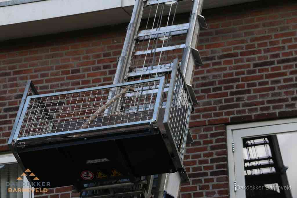 Ladderlift met dakpannen voor dakpan reparatie in Barneveld