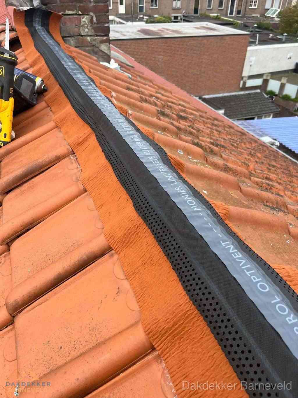 Plat dak aanbouw met bitumen naast schuin pannendak in Barneveld