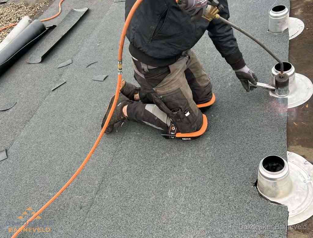 Gereedschap op nieuw plat dak na renovatie in Barneveld