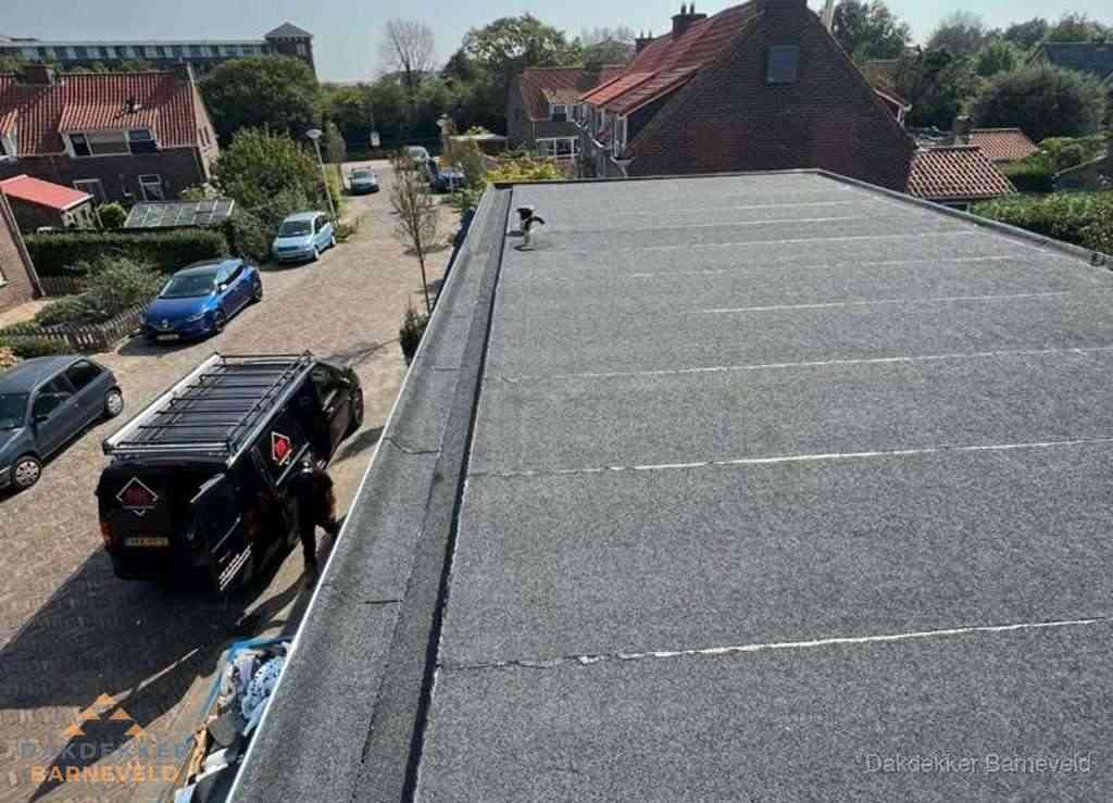 Nieuw bitumen plat dak met uitzicht over landschap in Barneveld