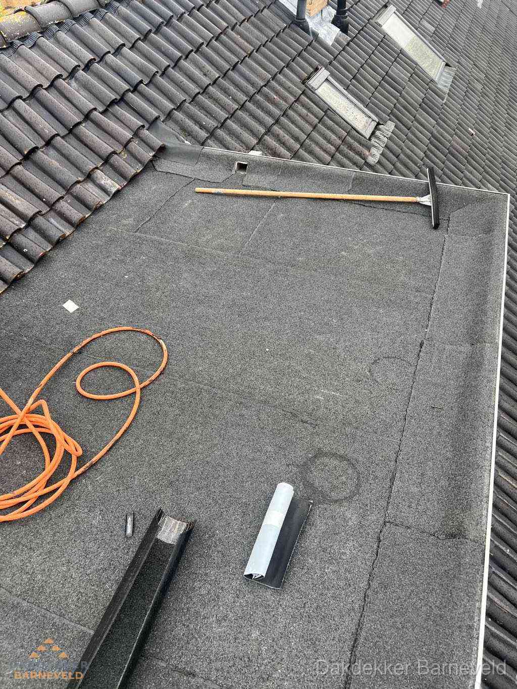 Overzicht plat dak met dakgoot in woonwijk Barneveld