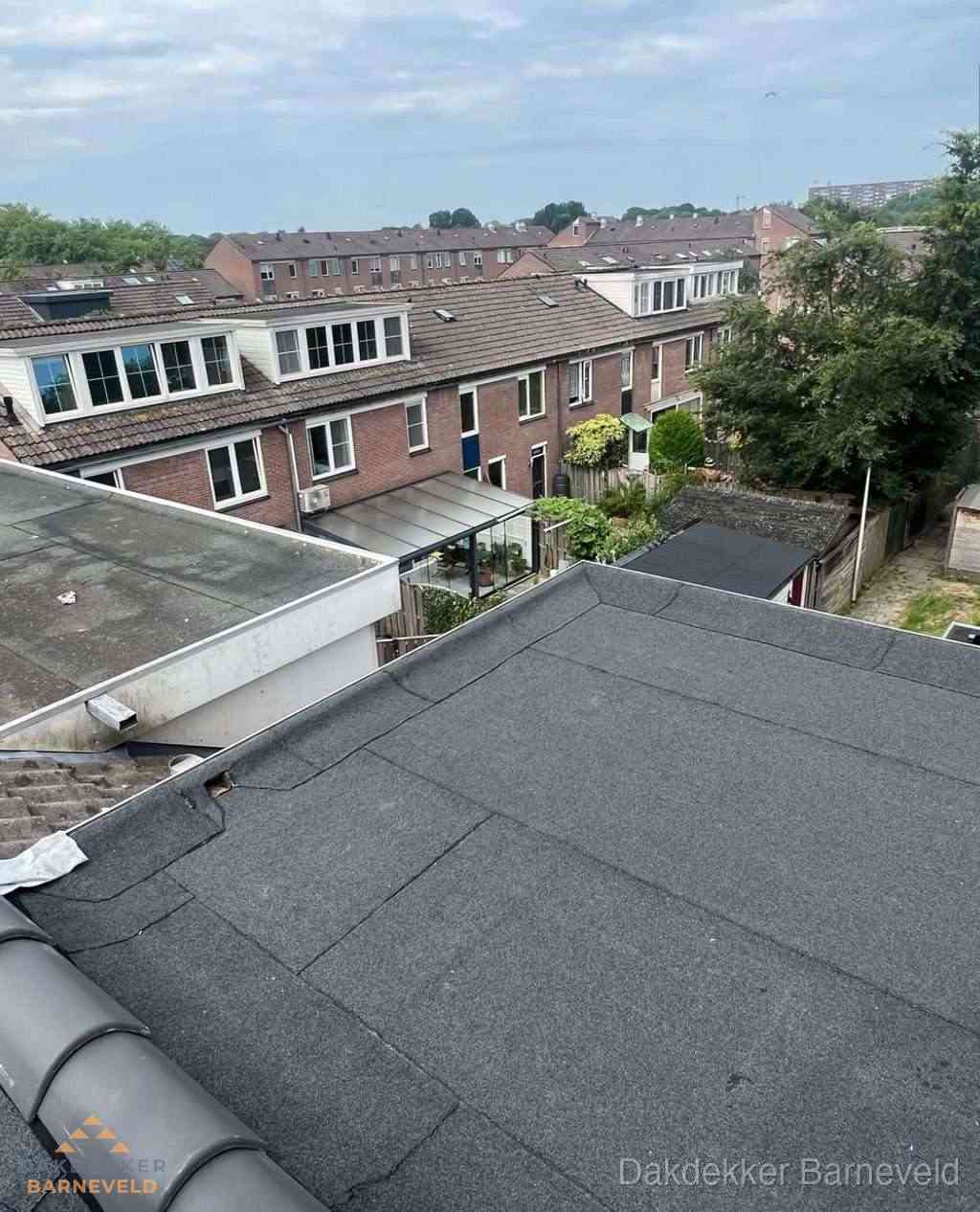 Vernieuwd plat dak met bitumen in woonwijk in Barneveld